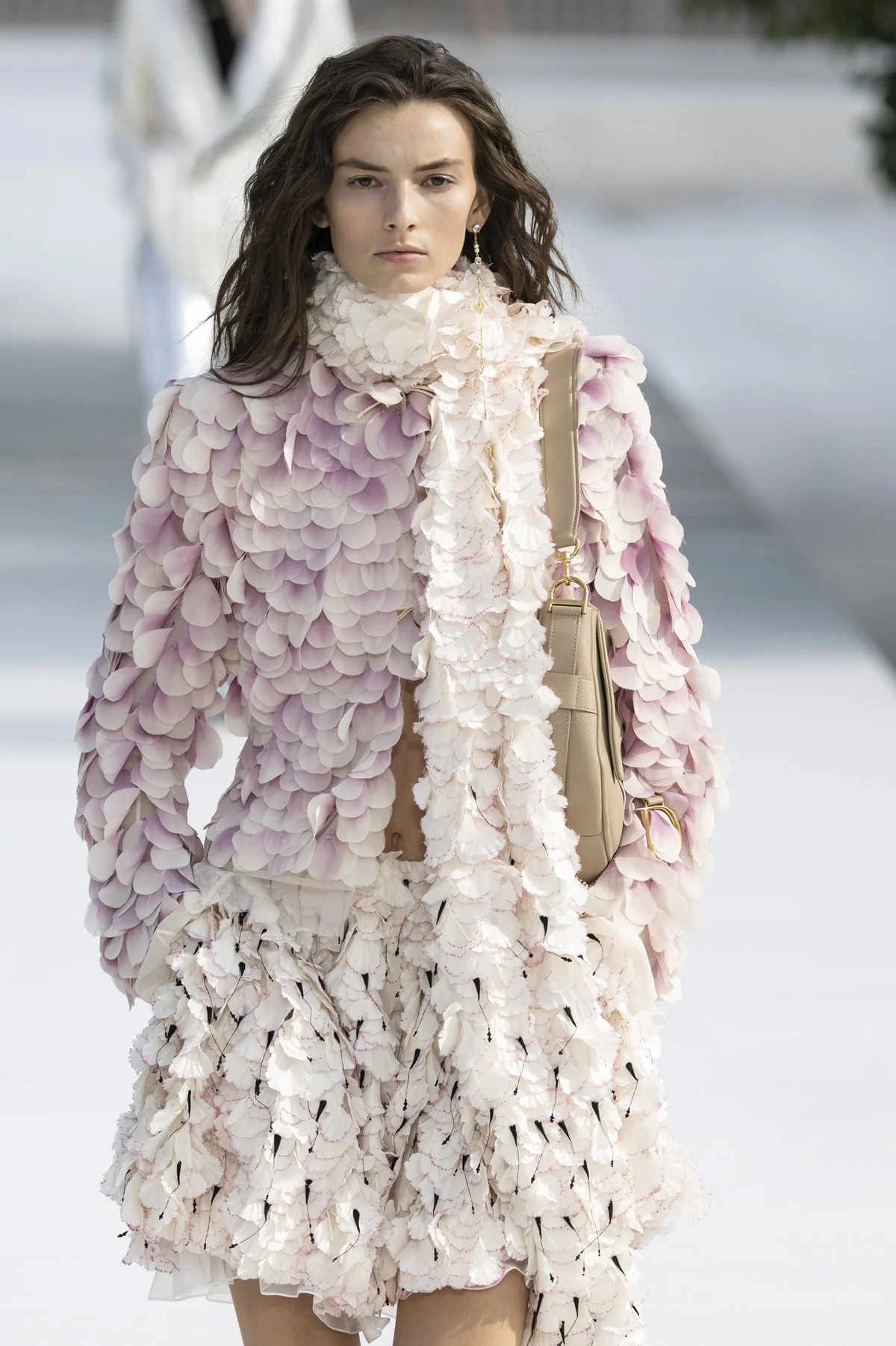 Pétalas bordadas a mão no desfile da Dior Pétalas bordadas a mão no desfile da Dior