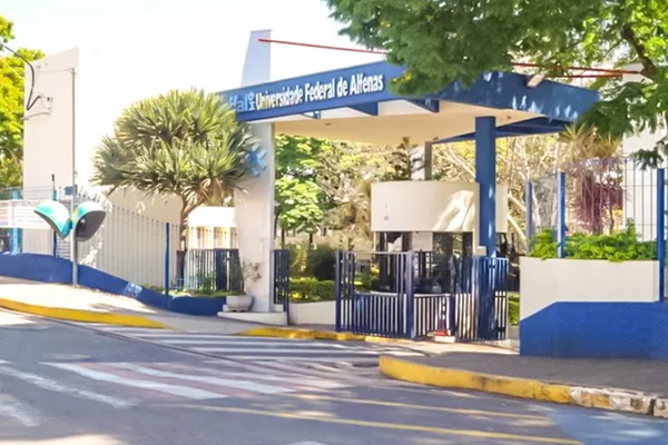 Bolsonaro quer reabrir escolas, mas MEC não tem previsão