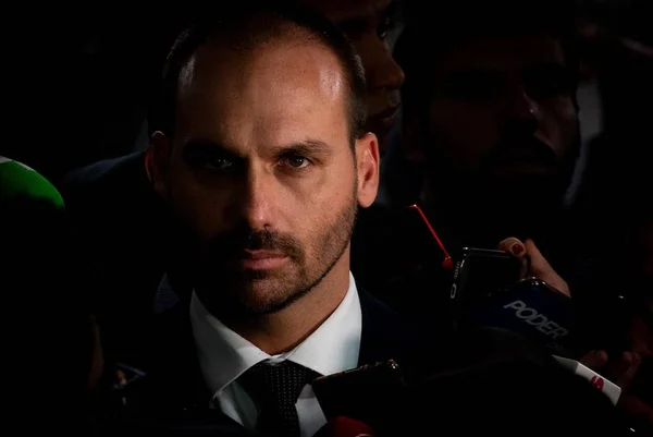 eduardo bolsonaro posa para foto