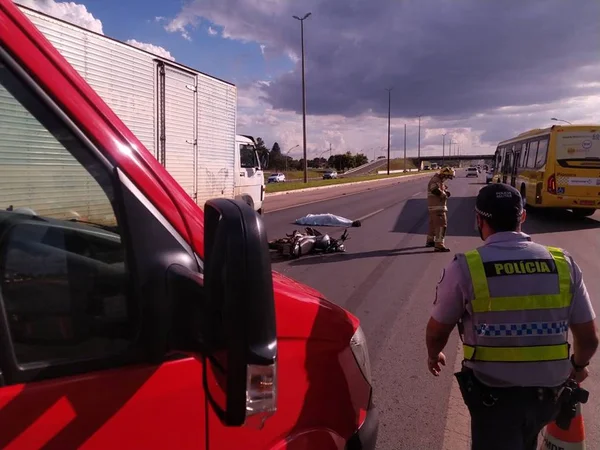 Motoqueiro bate em caminhão, cai na pista e é atropelado por carreta no DF