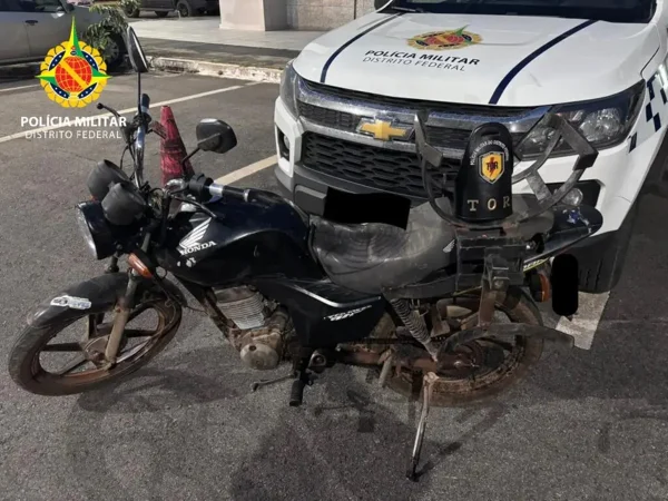 Falta de lacre em placa leva PMDF a recuperar moto furtada há 12 anos