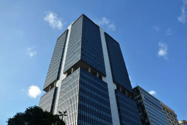 Prédio com nuvens