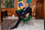 Jair Bolsonaro com poltrona presentada pelo designer Adhemar Cabral