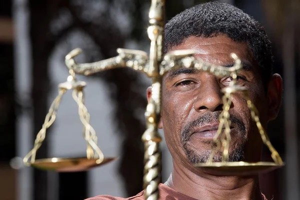 Defesa do homem que cumpriu pena no lugar do “irmão de coração” quer indenização de R$ 3 milhões