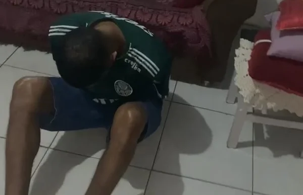 Homem é abordado por policias dentro da própria casa