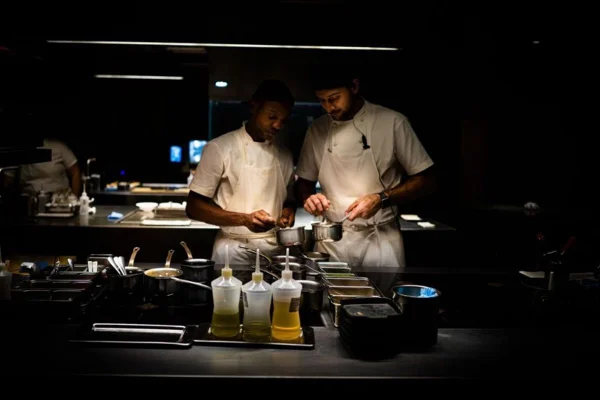 Na imagem colorida, uma foto do ambiente do restaurante Tuju, em SP - Metrópoles