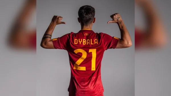 Imagem colorida de Dybala com a camisa 21 da Roma