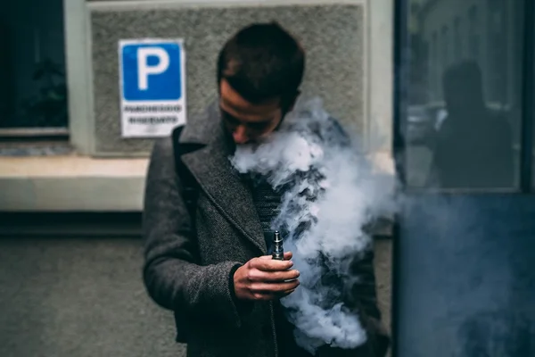 Libera ou não? Veja argumentos contra e a favor do cigarro eletrônico