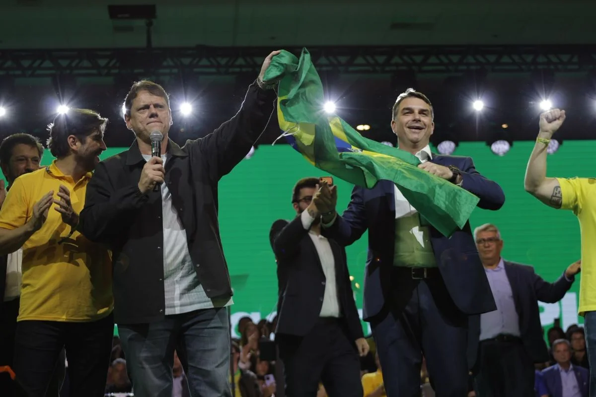 “Última chance”: Carlos Bolsonaro envia recado a Flávio em convenção - imagem 1 “Última chance”: Carlos Bolsonaro envia recado a Flávio em convenção - imagem 1