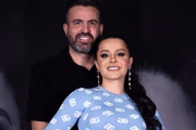 Maraisa e Fernando Mocó posam abraçados e sorridentes após separação