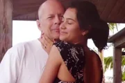 Bruce Willis e Emma Heming Willis posam durante passeio Bruce Willis e Emma Heming Willis posam durante passeio