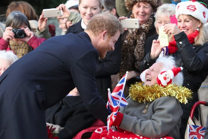 Príncipe Harry conhecendo súditos no dia de Natal em Sandringham, palácio rural da coroa britânica Príncipe Harry conhecendo súditos no dia de Natal em Sandringham, palácio rural da coroa britânica