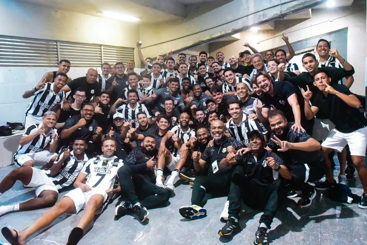 Elenco do Treze comemora vitória na 2ª fase. Elenco do Treze comemora vitória na 2ª fase.