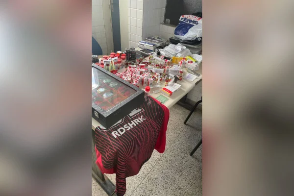 Imagem colorida mostra remédios e anabolizantes apreendidos pela polícia civil em SP - Metrópoles