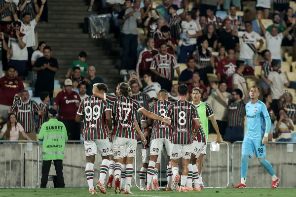 Jogadores do Fluminense comemorando gol diante do Ceará