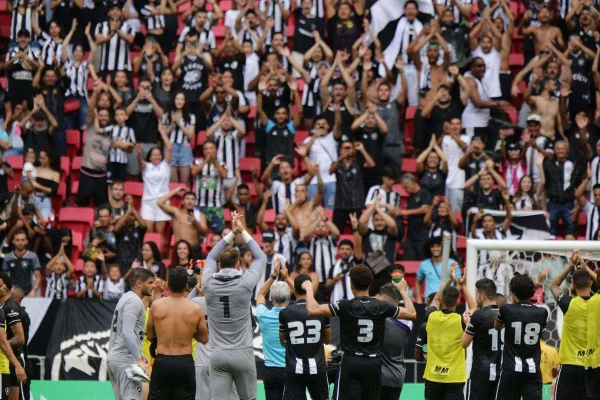 Botafoguenses fazem a festa após goleada na Arena BRB Mané Garrincha