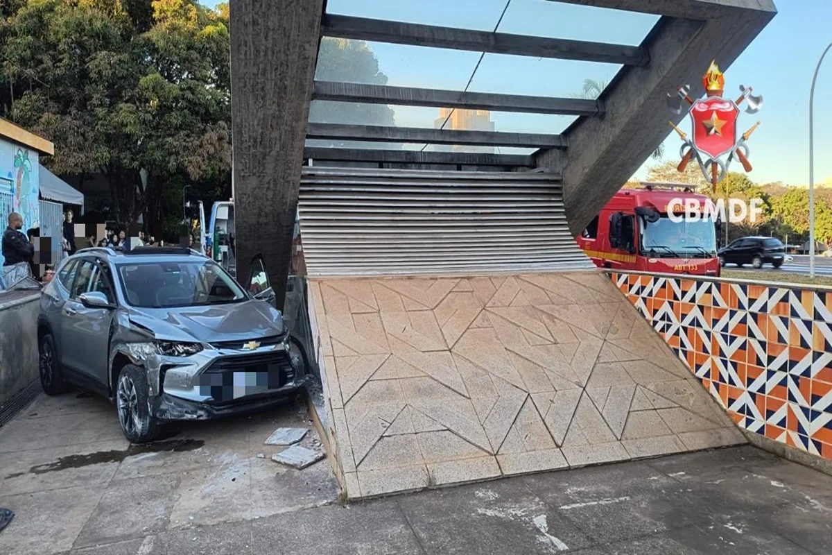 Carro invadiu a calçada da entrada da estação e atropelou um pedestre na 102 Sul Carro invadiu a calçada da entrada da estação e atropelou um pedestre na 102 Sul