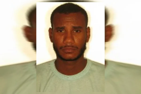 Homem tenta fugir da PCDF pelo telhado, cai dentro de casa e vai preso