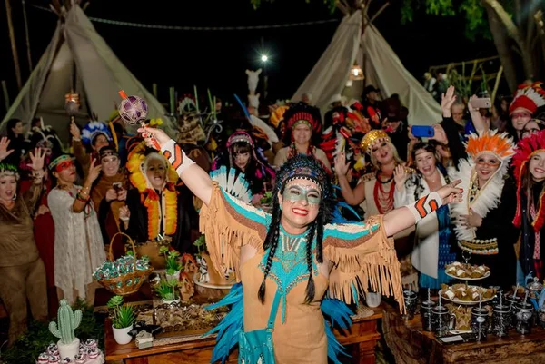 Kátia Piva comemora aniversário com festa temática