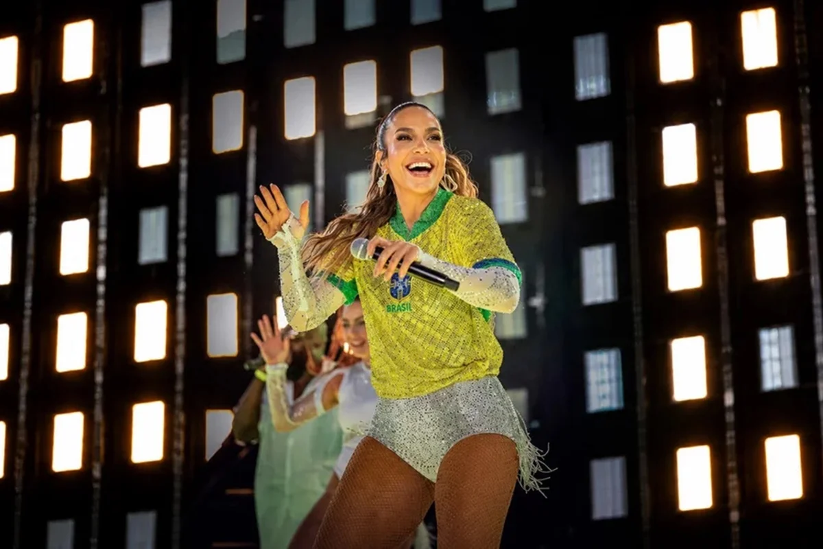 Ivete leiloa camisa da Seleção Brasileira em prol de ações sociais Ivete leiloa camisa da Seleção Brasileira em prol de ações sociais