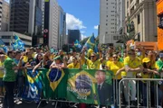 Flávio Bolsonaro chega na Avenida Paulista e cumprimenta apoiadores em ato - imagem 2