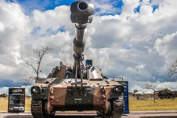 DF: exército realiza exposição com blindados e tanques de guerra