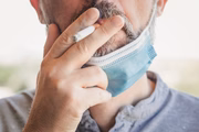 O tabagismo é a principal causa. Cerca de 85% dos casos diagnosticados estão associados ao consumo de derivados de tabaco