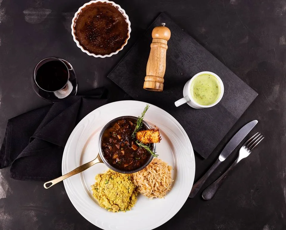 Carpe Diem – 104 Sul e Terraço Shopping: no almoço e jantar, creme de ervilha fresca com hortelã e aroma de bacon (entrada); picadinho de inverno do chef com arroz de coco e farofa de banana-passa (principal); e crème brûlée de chocolate e café (sobremesa) Carpe Diem – 104 Sul e Terraço Shopping: no almoço e jantar, creme de ervilha fresca com hortelã e aroma de bacon (entrada); picadinho de inverno do chef com arroz de coco e farofa de banana-passa (principal); e crème brûlée de chocolate e café (sobremesa)
