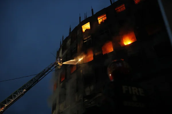 Incêndio em fábrica de alimentos em Bangladesh
