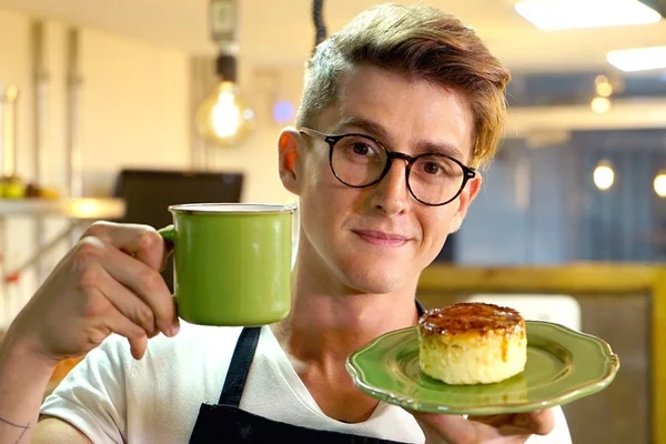 Merenda de Solteiro: prepare um pudim de caneca em cinco minutos