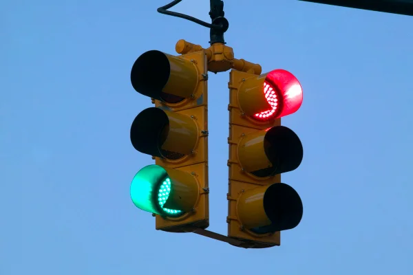 Imagem colorida de semáforo - Metrópoles