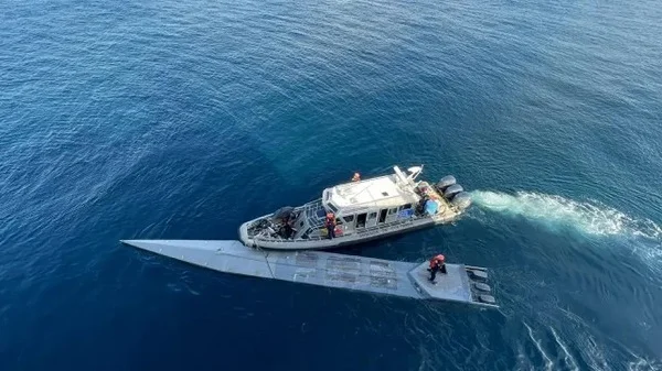 Vídeo: submarino é achado à deriva com R$ 460 mi em cocaína e 2 corpos