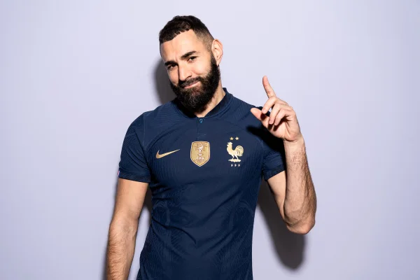 Foto de Benzema em estúdio com camisa da seleção francesa - Metrópoles