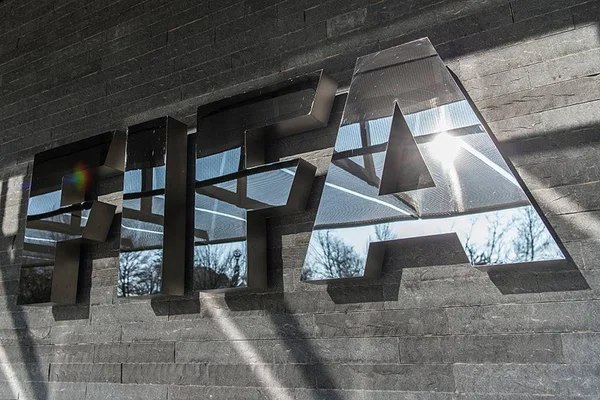 Imagem colorida do letreiro da fifa - Metrópoles