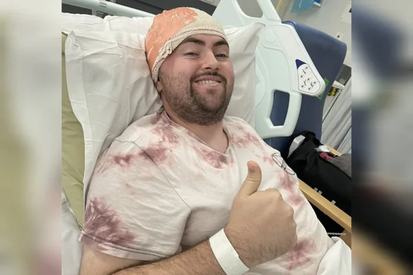 Foto mostra paciente Sean Sewenney que teve um tumor cérebro confundido com dores da academia (2)