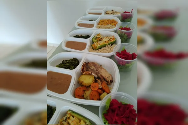 Coronavírus: demitidos, recém-casados fazem marmitas para driblar a crise