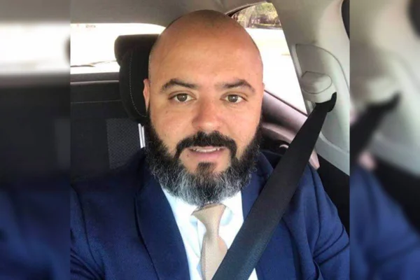 Foto de homem careca com gravata