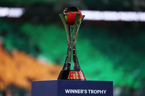 Imagem colorida do troféu da Copa Intercontinental da Fifa- Metrópoles