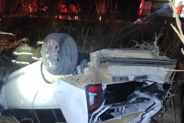 Carro capotado amassado