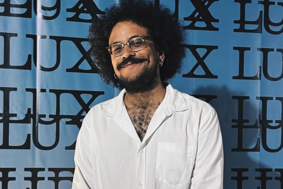 João Luiz Pedrosa posa sorridente durante evento João Luiz Pedrosa posa sorridente durante evento