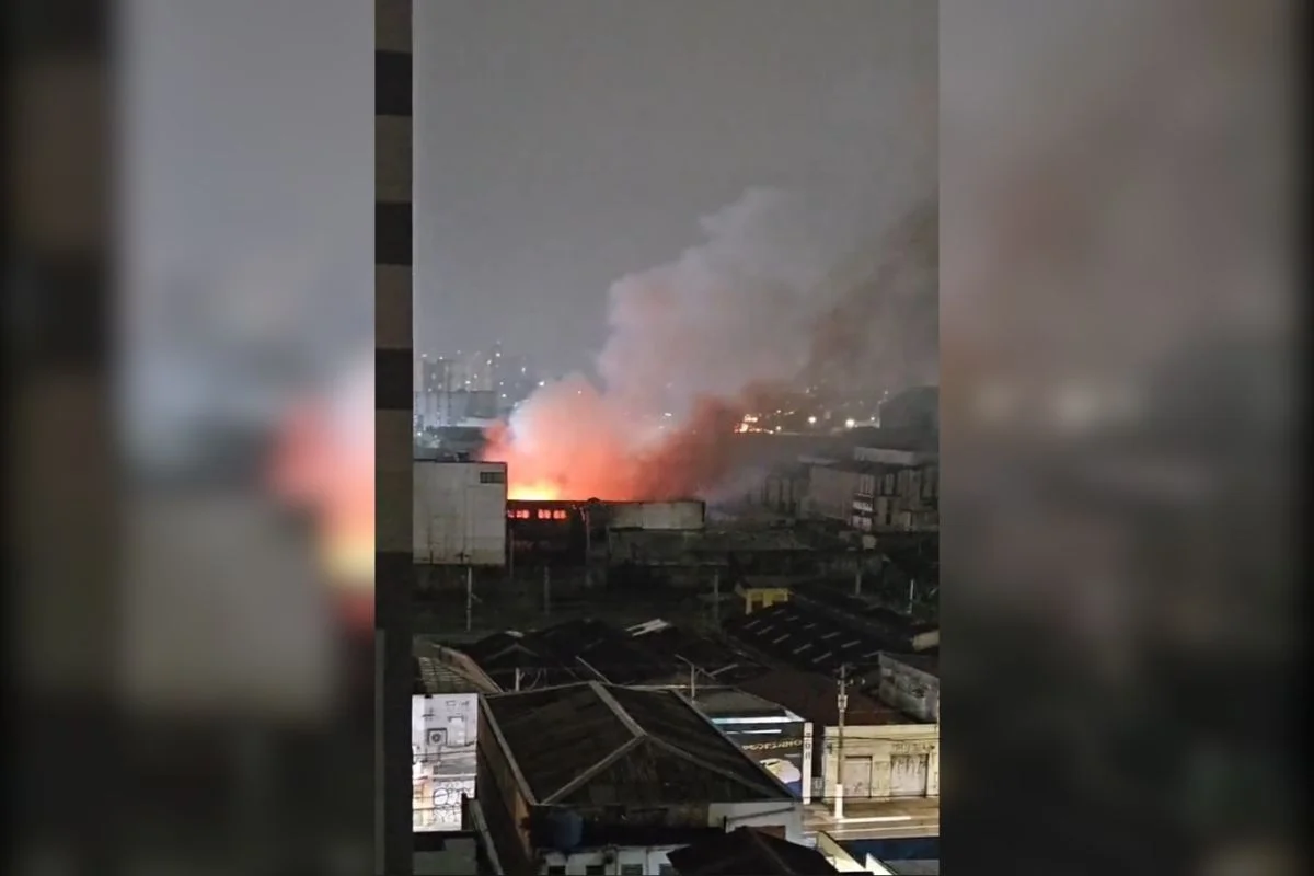 Incêndio de grandes proporções atinge galpão na Lapa, zona oeste de São Paulo Incêndio de grandes proporções atinge galpão na Lapa, zona oeste de São Paulo