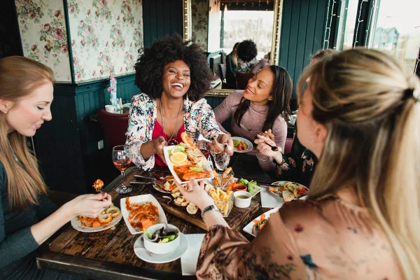 Foto colorida de um restaurante - Metrópoles