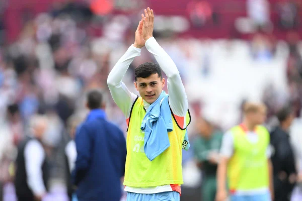 Foto colorida de Roman Sosa no Nottingham Forrest - Metrópoles