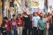 Haddad em caminhada na comunidade de Heliópolis, em São Paulo Haddad em caminhada na comunidade de Heliópolis, em São Paulo