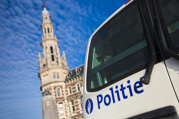 Torre próximo a um carro de polícia na Bélgica - Metrópoles