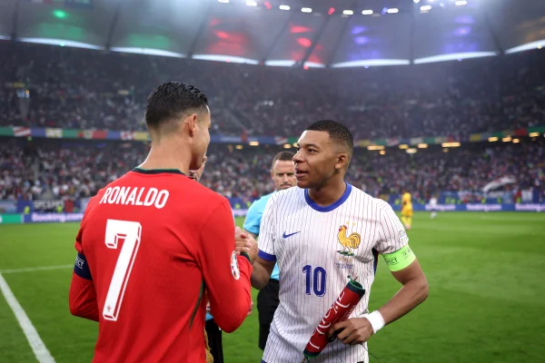 Foto colorida de Cristiano Ronaldo e Mbappé - Metrópoles
