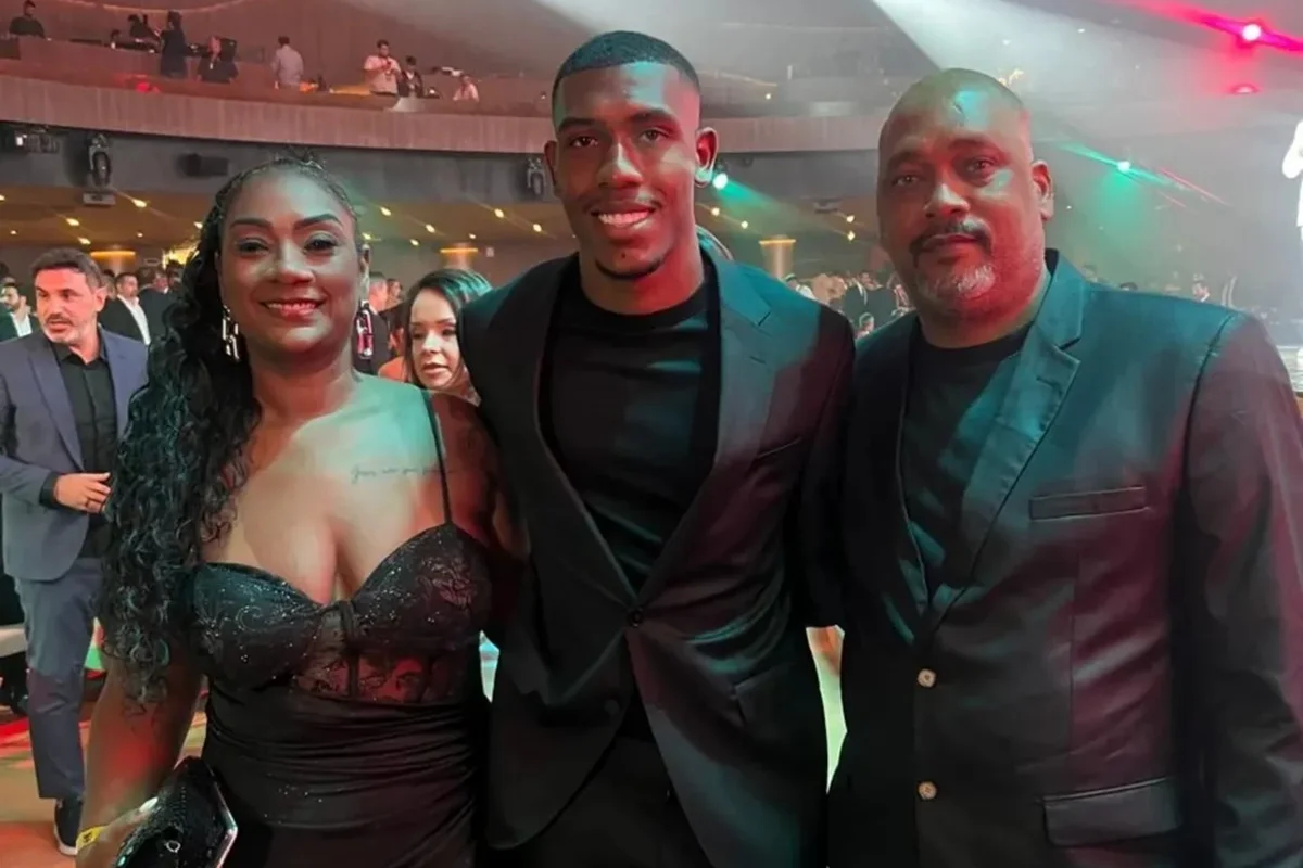 No Instagram, Vanessa Simplício, mãe do jogador Rayan, rasga elogios ao filho prodígio. Ela também compartilha detalhes da viagem que faz para acompanhar as partidas do Brasil na Copa do Mundo No Instagram, Vanessa Simplício, mãe do jogador Rayan, rasga elogios ao filho prodígio. Ela também compartilha detalhes da viagem que faz para acompanhar as partidas do Brasil na Copa do Mundo