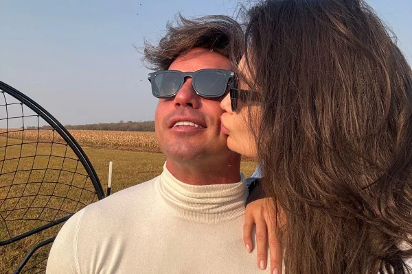 Amanda Santos dá um beijinho em Fernando Fernandes - Metrópoles