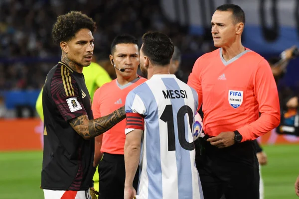 Foto colorida de Guerrero e Messi, do Peru e Argentina - Metrópoles