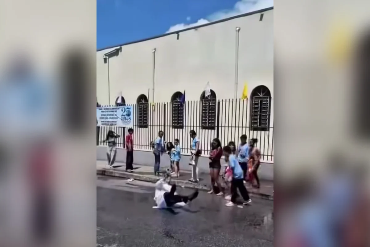 Padre cai de viatura da Guarda Municipal de BH após tentar dar bênção